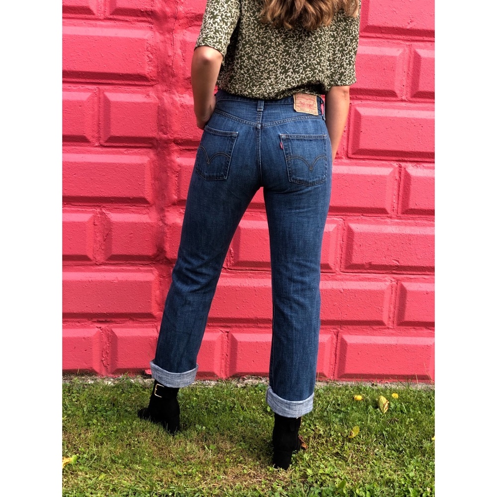 Levi’s 501 dark wash jeans *read below for meas*